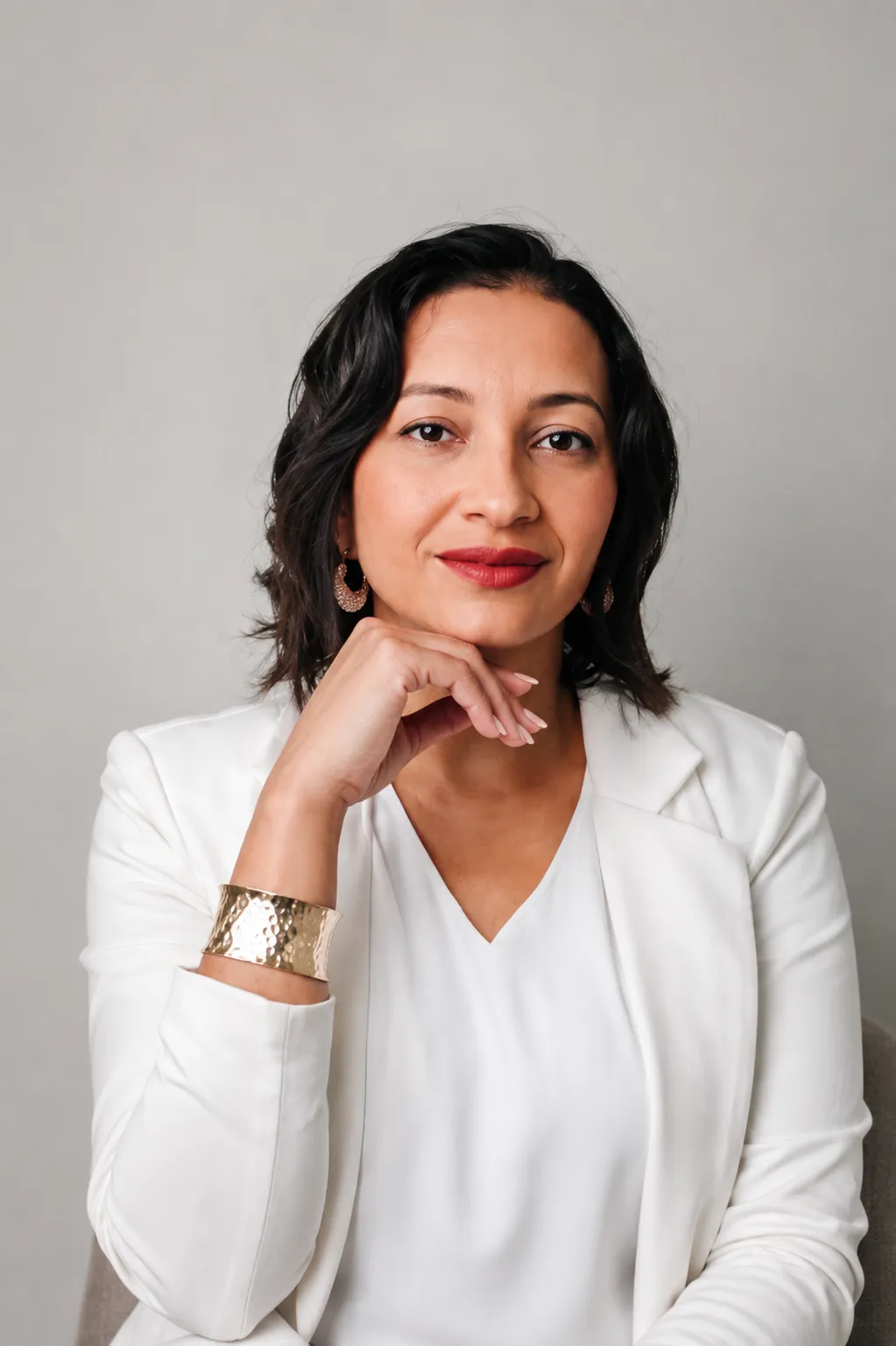 Graziele Albino, psicanalista e mentora de carreira feminina, retrato profissional em blazer branco, Rio de Janeiro